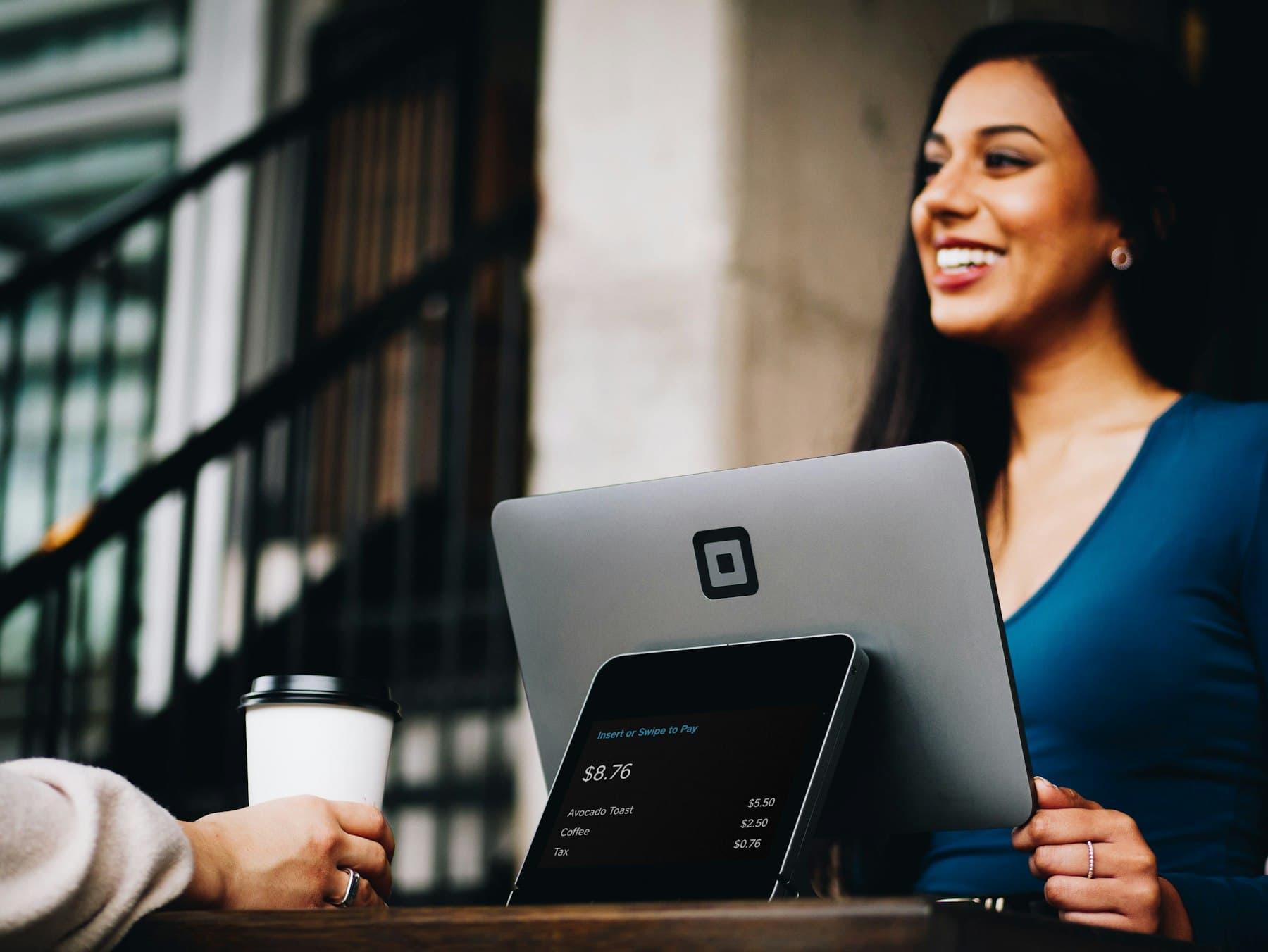 Une candidate souriante, ordinateur portable ouvert, en pleine recherche d'opportunités